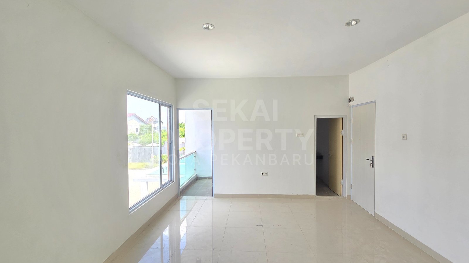 Lihat semua foto