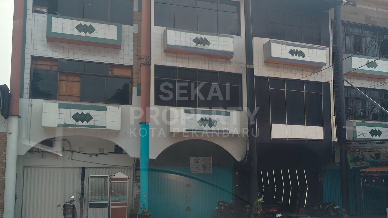 Disewakan Ruko 3 Lantai Full Furnished Lokasi Jalan Sudirman