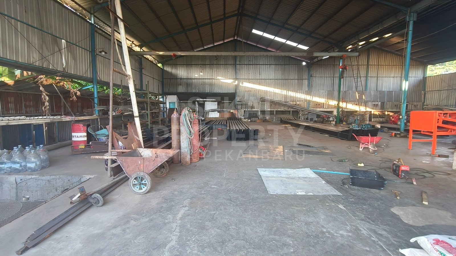 Dijual Gudang Lokasi Dekat Harapan Raya Ujung